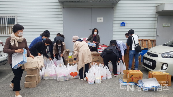 온양5동 여성자원봉사단원들이 식생활용품 나눔을 위한 준비작업을 하고 있다.