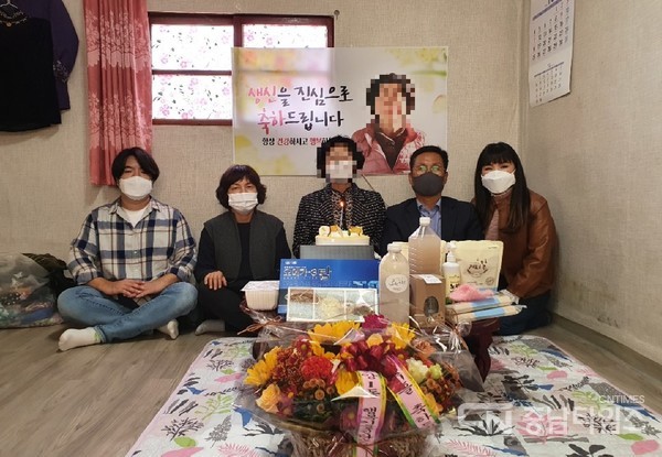온양1동 생신축하(사진 왼쪽부터 아산시사회적기업협의회 이상권 간사, 온양1동 맞춤형복지 이영자팀장, 생신을 맞은 어르신, 온양1동 행복키움추진단 장일권 단장, 온양1동 행복키움추진단 석홍란 사무국장이 기념사진 촬영을 하고 있다.)