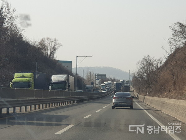 미세먼지 속 도로를 달리는 노후 경유 차량 모습