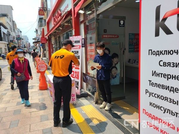 화재예방 전단지 배부하는 장면