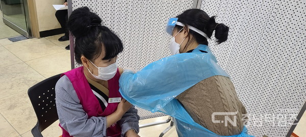 코로나19 예방접종 장면