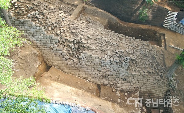 노성산성 외벽 전경