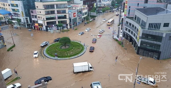 2020년 8월 침수피해 장면(온양관광호텔 회전교차로 인근)