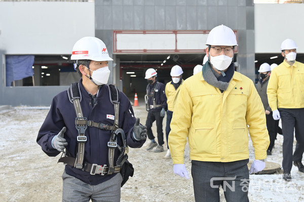 2022.01.20. 신축공사 현장을 방문한 김정섭 공주시장. 사진=공주시