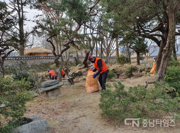 어르신 일자리 참여 활동하는 장면