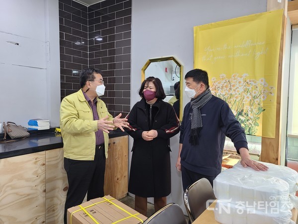 2022.02.17. 오세현 시장이 자가진단키트를 배부한 어린이집을 찾아 방역상황을 설명하고 있다. 사진=아산시