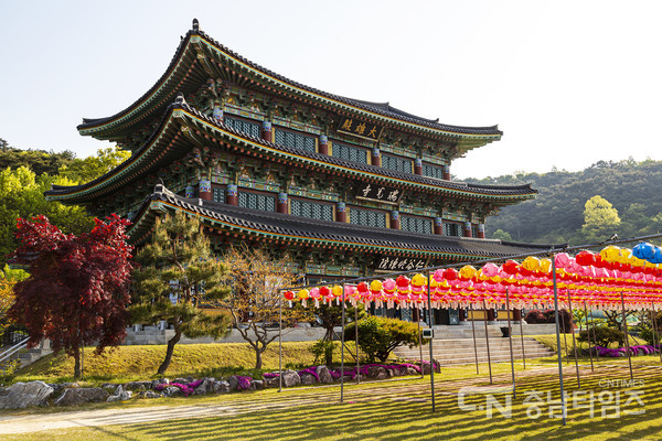 2022.05.04. 충남 서산시 서광사 대웅전 앞에 부처님오신날을 맞아 연등이 올려져 있다. 연등은 부처님 탄생을 축하하고 온 세상에 자비와 광명이 깃들길 바라는 염원이 담겼다.