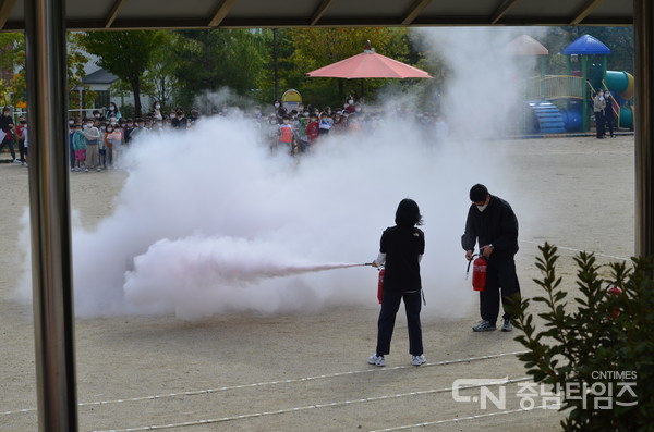 아산 연화초등학교 소방훈련. 사진=아산소방서