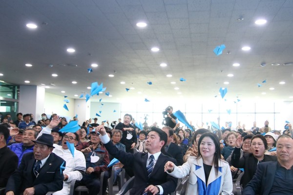 23일 열린 강훈식 후보 선거사무소 '아자캠프' 개소식 참석자들이 '희망의 종이비행기' 날리기 퍼포먼스를 하고 있다. 사진=강훈식 선거사무소