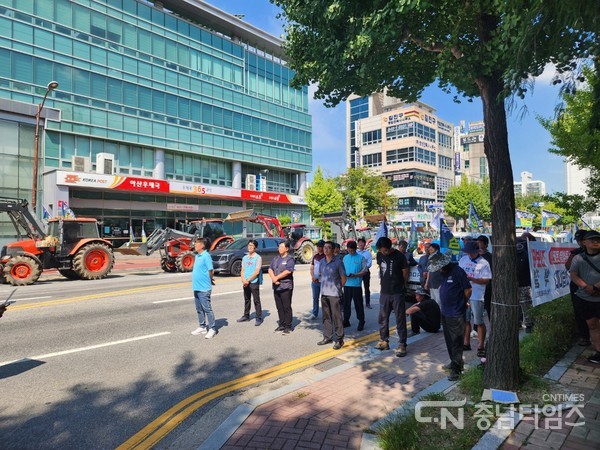 아산지역 농민들, 트랙터 행진 및 논 갈아엎기 행사를 열었다. 사진=충남 전농