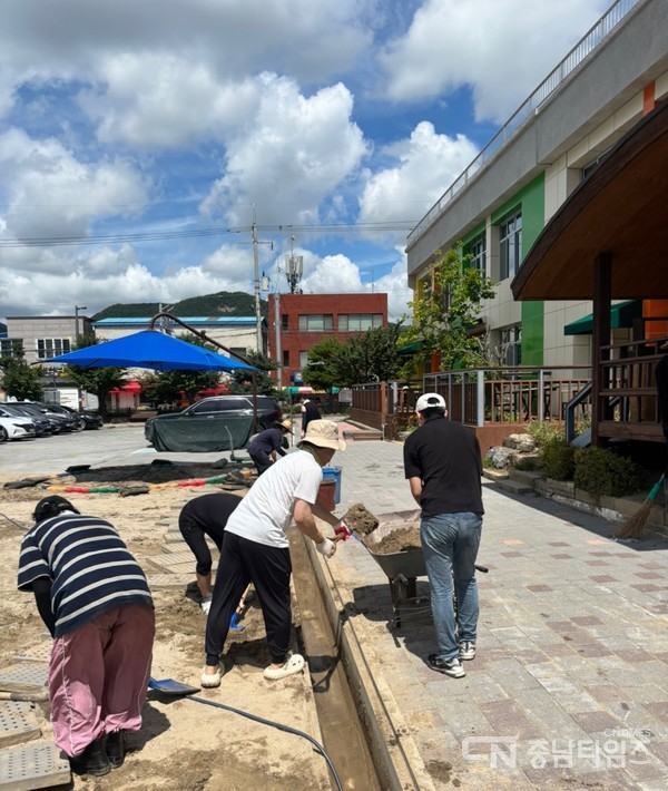 아산 송남초등학교 수해 복구작업. 사진=아산교육지원청
