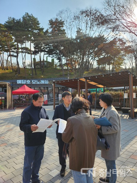 예당호 모노레일 앞 광장에서 설명을 듣는 아산시의회 천철호 의원. 사진=천철호의원