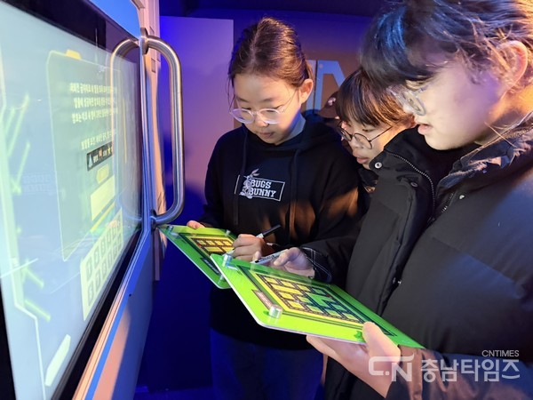 방탈출 버스에서 호기심을 가지고 참여하고 있는 학생들. 사진-아산교육지원청